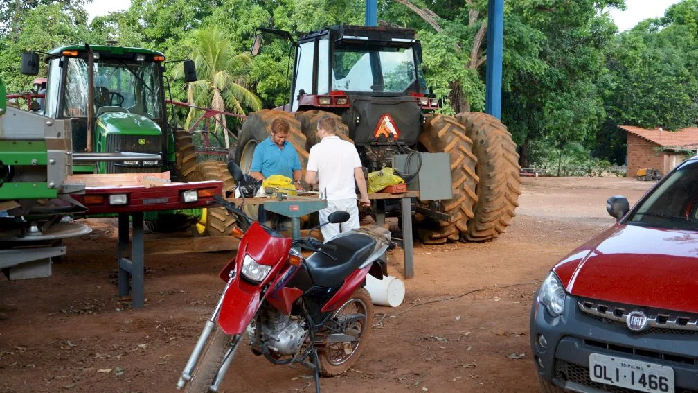 Fra en anden danskejet farm i Brasilien, AgroBrazil, med værksted under åben himmel. Det behagelige klima giver mulighed for to afgrøder årligt. 