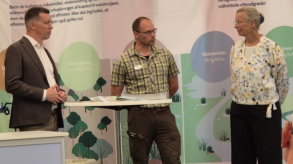 Under en debat mellem Pia Strunge Folkmann, projektleder ved Klimafonden Skive (th.), Anders Elmholdt fra Skovdyrkerforeningen Vestjylland, og formand for Landbrug & Fødevarer Søren Søndergaard (tv.), sammenlignede Pia Strunge Folkmann græs med et Kinderæg. Foto: Tenna Bang