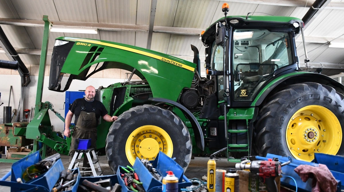 Hos Egehøj favner de bredt, når det kommer til variationen af opgaver inden for landbrugs- og entreprenørmaskiner. Dog tæller John Deere-kunder for langt hovedparten af de traktorer, der køres ind, fortæller Martin Krogh-Nielsen. Fotos: Camilla Bønløkke