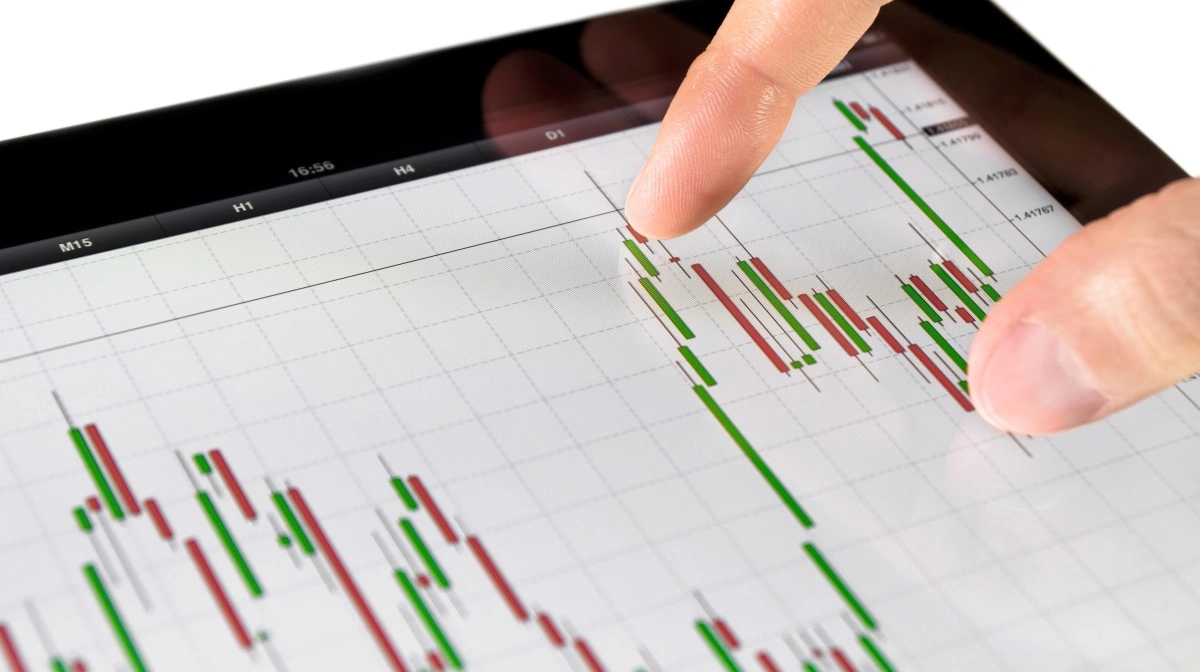 Der mangler at blive placeret kapital, da en stor del af de institutionelle investorer fortsat er på sidelinjen efter marts’ og aprils store udsving i aktiemarkedet, skriver Rasmus Haun Hansen i sin analyse. Foto: Colourbox