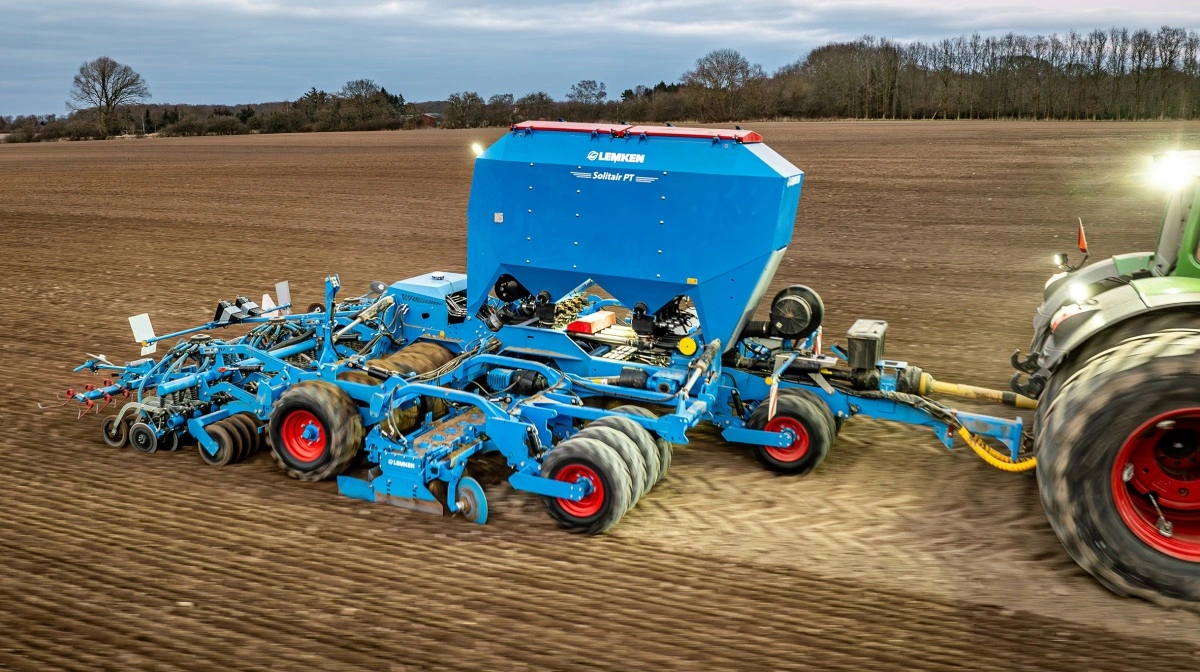 Solitair PT er Lemkens nyeste såkombination med integreret rotorharve. Såmaskinen fås med op til 5.100 liters tank, OptiDisc-såskær og hydraulisk justerbar dybde. Pressefoto