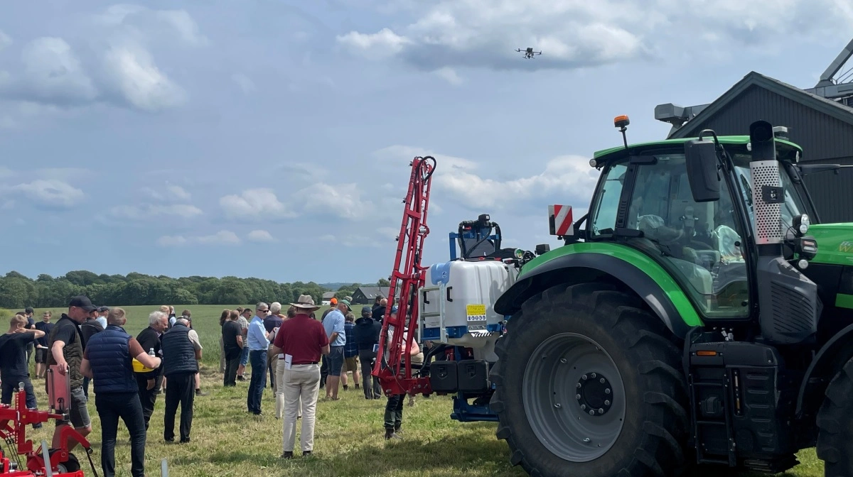 Droneforsøg ved årets plantetræf trak stor publikumsinteresse. Pressefoto