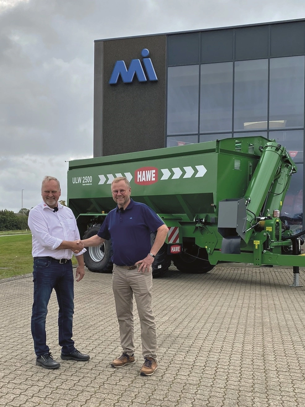 Jens Holland Flarup fra Flarup Maskiner og Kristian Glisbjerg Jakobsen efter handlen i 2023.