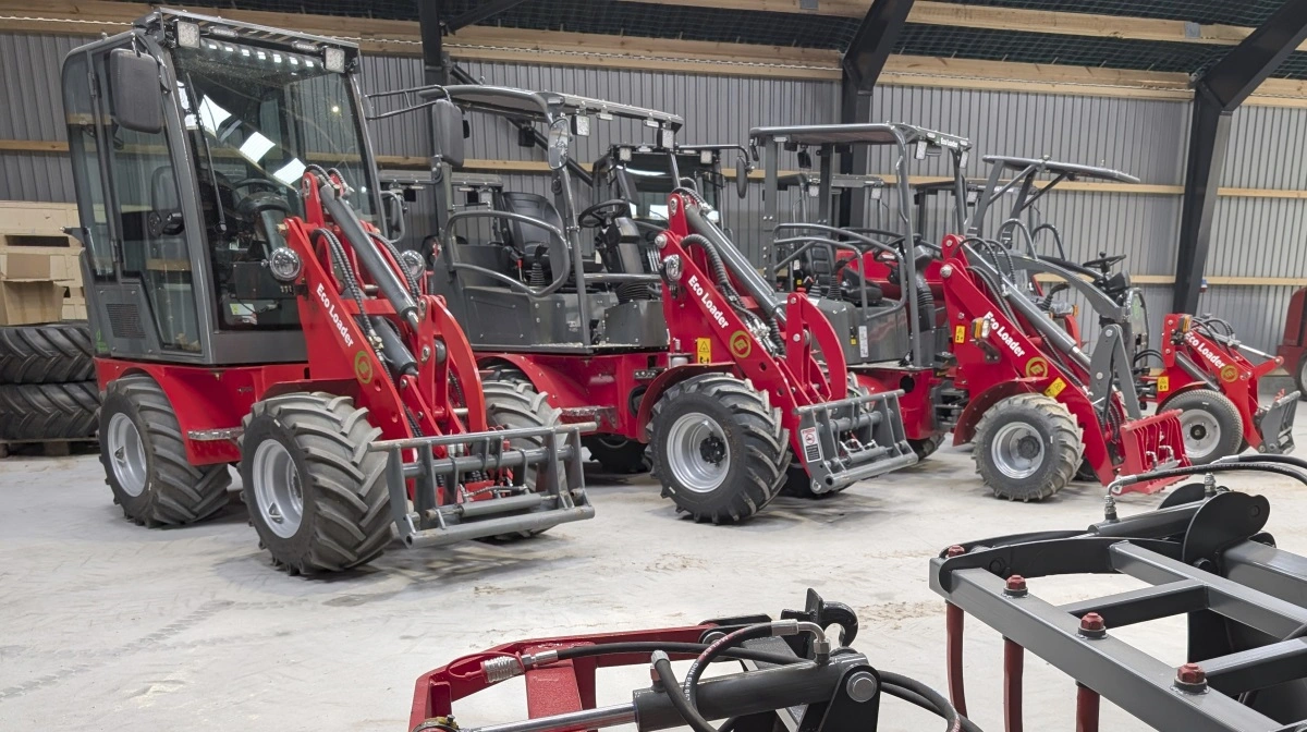 Hos Eco Machines og de tre forhandlere er der altid omkring 30 elektriske Eco Loader på lager og hver måned kommer nye sendinger hjem fra den kinesiske fabrik. Læsserne klargøres og afprøves inden de sammen med de bestilte redskaber sendes ud til kunderne. Fotos: Erik Hansen