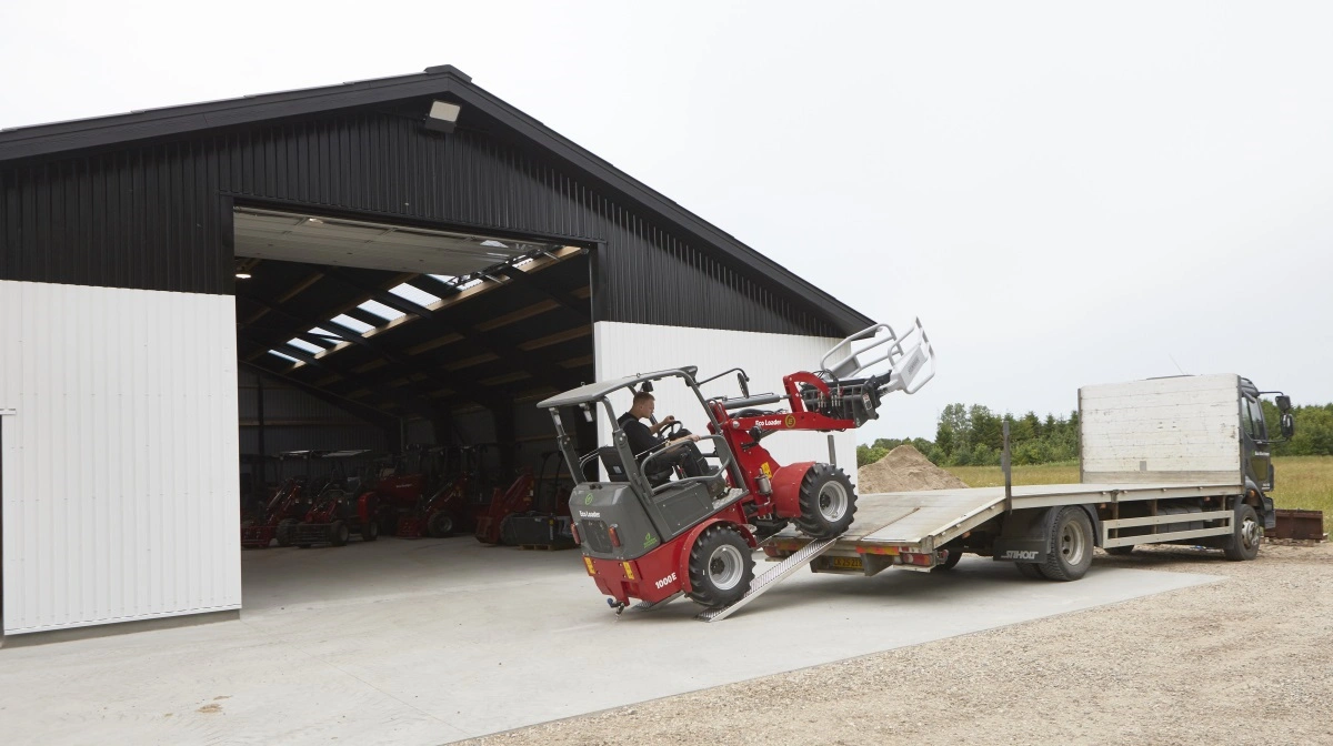 Ved den nyopførte hal er servicetekniker Patrick Vedel ved at læsse en Eco Loader 1000 E - den foreløbig største af produktserien hos Eco Machines.