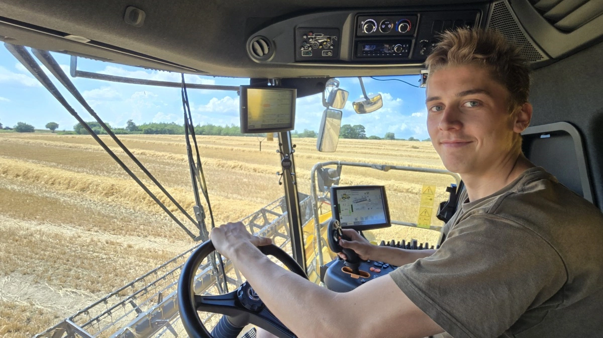 Casper Christensen er markdriftsleder hos Kjær Knudsens og har været ansat der i ni år. Han er fast pilot på mejetærsker 1. Fotos: Jørgen P. Jensen
