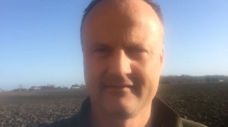 - Det er ærgerligt, at der skal komme så meget regn nu, da der står mange høstklare afgrøder derude, understreger Bo Lærkesen.. Arkivfoto
