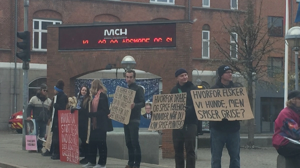 Veganere har ofte demonstreret mod forbruget af kød i Danmark. Dette billede stammer fra en demonstration i Herning i forbindelse med en svinekongres, og har således ikke noget med den konkrete sag i artiklen at gøre. Arkivfoto