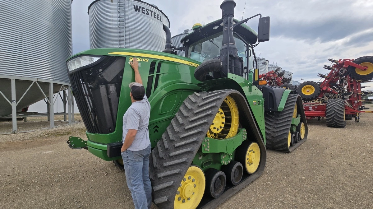Blaine Fornwald forklarer, at 9 er et serienummer, mens John Deere traktoren har 620 hk.