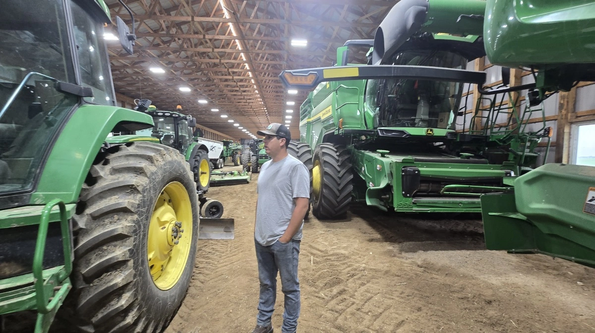De store maskinhaller er fyldt med nye og nyere John Deere maskiner - blandt andet to mejetærskere med hver 50 fods skæreborde.