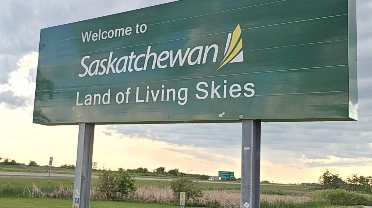 Effektivt Landbrugs udsendte krydser grænsen fra Manitoba og bydes Welcome til landbrugsprovinsen Saskatchewan.