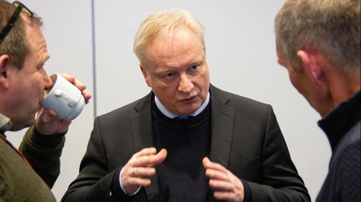 Landmænd bliver forskelsbehandlet og udsat for juridisk limbo, fordi myndighederne forbyder Pfas i pesticider, men samtidig tillader Pfas i spildevandsslam, vurderer Hans Sønderby Christensen. Han ses her ved Danske Svineproducenters generalforsamling sidste år. Arkivfoto: Morten Ipsen