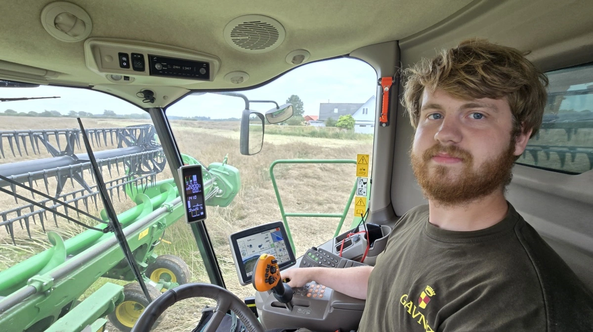 Andreas Ballegaard er pilot på mejetærsker 1 og derudover traktorfører på Gavnø.