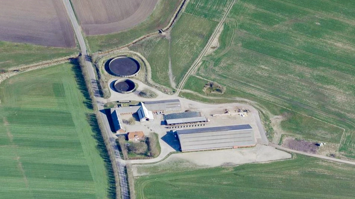 Den anden større ejendom, der hører under Riskærgård, ligger på Lundtangvej 81, hvor der også er mælkeproduktion.