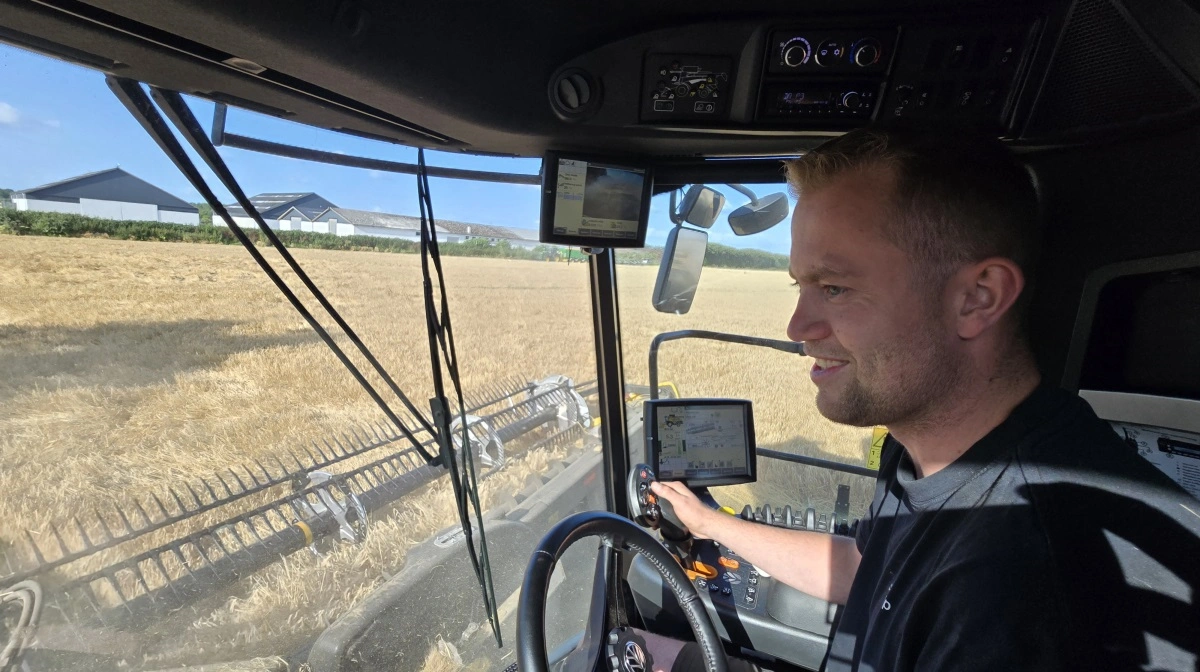 Pilot på mejetærskeren er Philip Høstrup, der har arbejdet på Aspagaarden af flere omgange og senest startet igen sidste år.