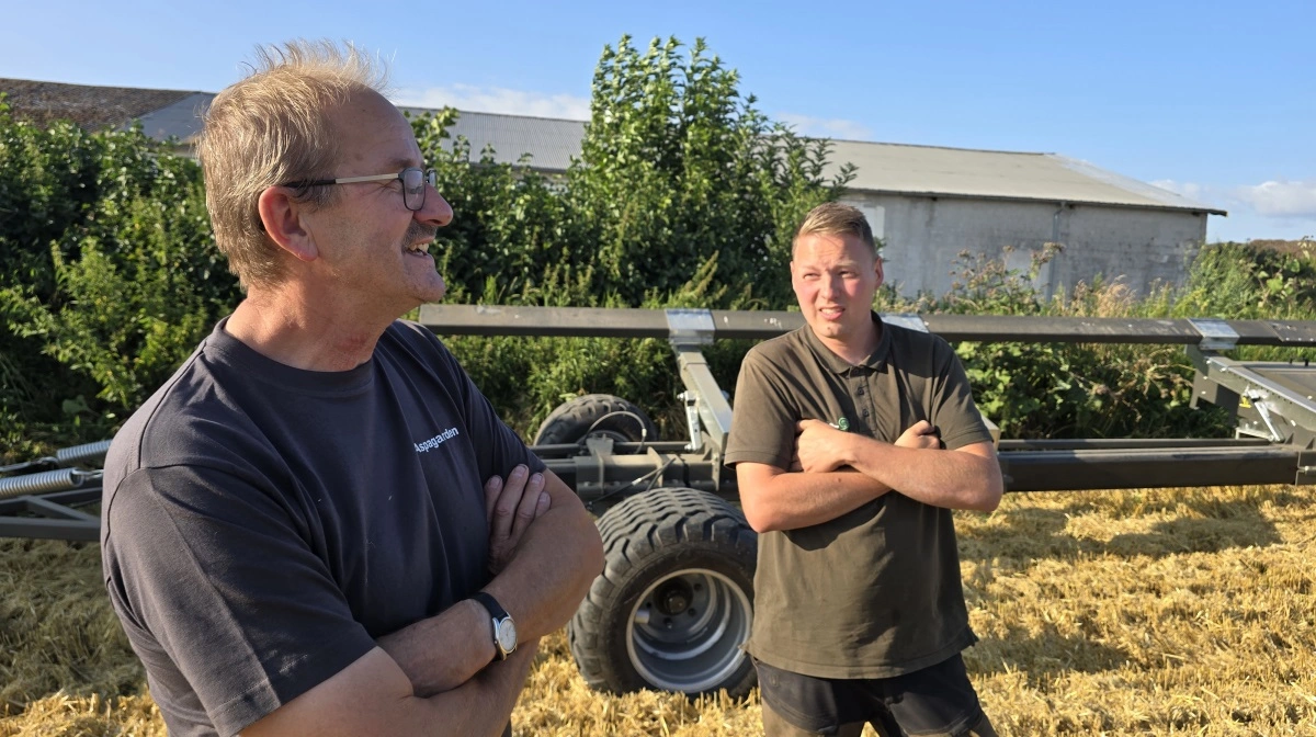 Kurt Skovbjerg (tv) får en snak med en medarbejder, der kører kornvogn.