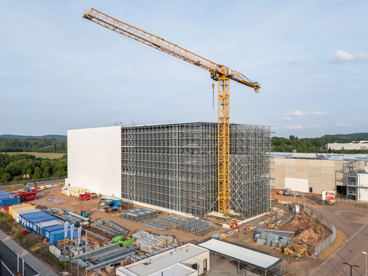 Byggeriet af det nye logistikcenter i Sydtyskland skrider fremad, og man forventer at ansætte 200 medarbejdere i slutningen af 2025, når første byggefase er færdig.