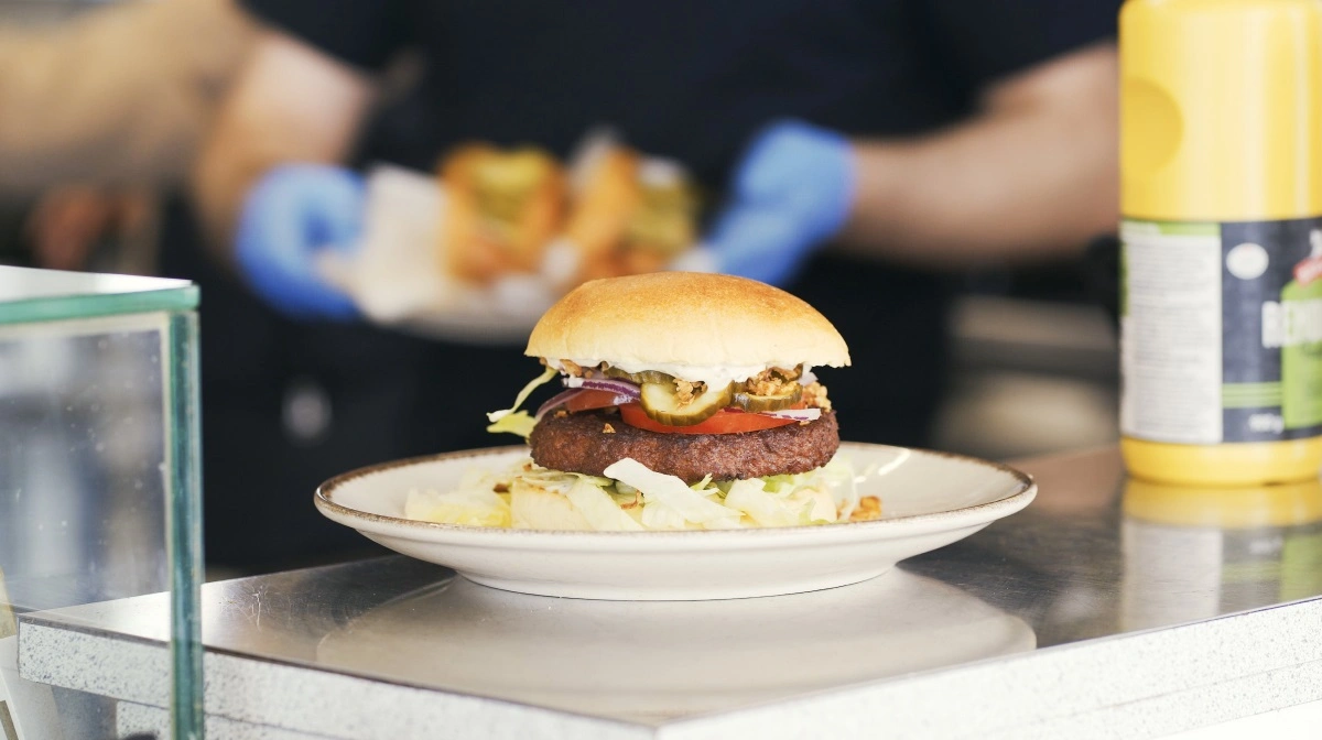 Selve navnet »Rustic Smoke« er ifølge markedskonsulent et godt navn, som vækker større lyst til at prøve den plantebaserede burger, end hvis man for eksempel bare havde kaldt den »vegetarisk burger«. Fotos: Kasper Rebien, Dansk Vegetarisk Forening 