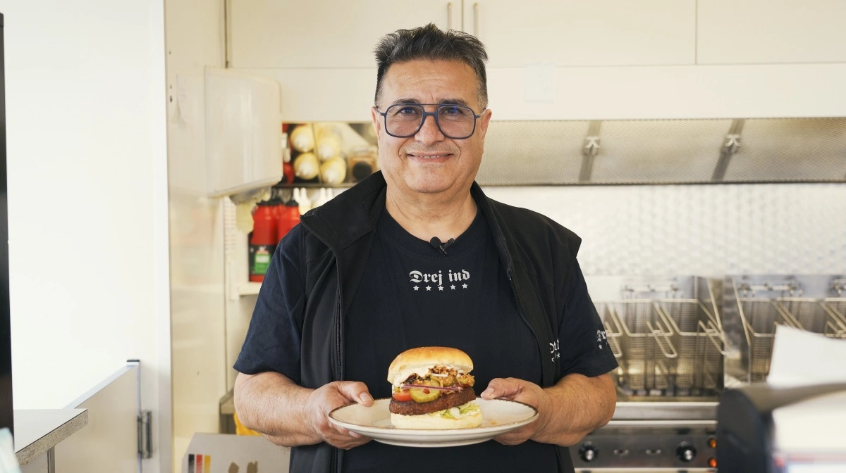 Den klassiske grillbar Drej Ind i Jels i Sønderjylland har lanceret en ny plantebaseret burger, »Rustic Smoke«, som har vist sig at være et hit hos både kunderne og Ali Seren, der ejer grillbaren