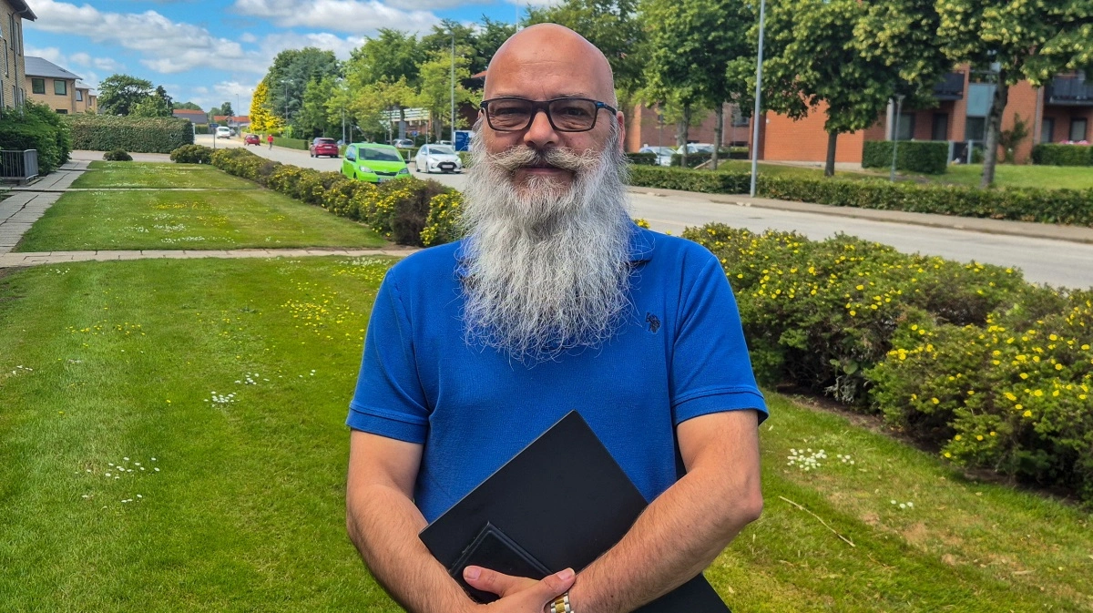 Bevæbnet med viden og en computer er Laurits Høj gået ind i kampen for at sikre mere rent vand i Danmark. Foto: Henning K. Andersen