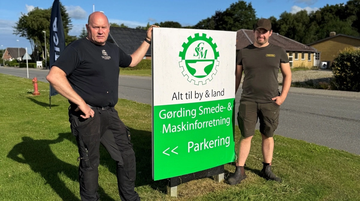 Ole Hansen (tv.) og Sebastian Hansen har købt Gørding Smede- og Maskinforretning og står nu i spidsen for at føre den traditionsrige virksomhed videre. De vil samle aktiviteterne på Nygade 25 og styrke både butik og værksted med udgangspunkt i lokal forankring og mange års erfaring. Foto: Betina Doctor Jørgensen