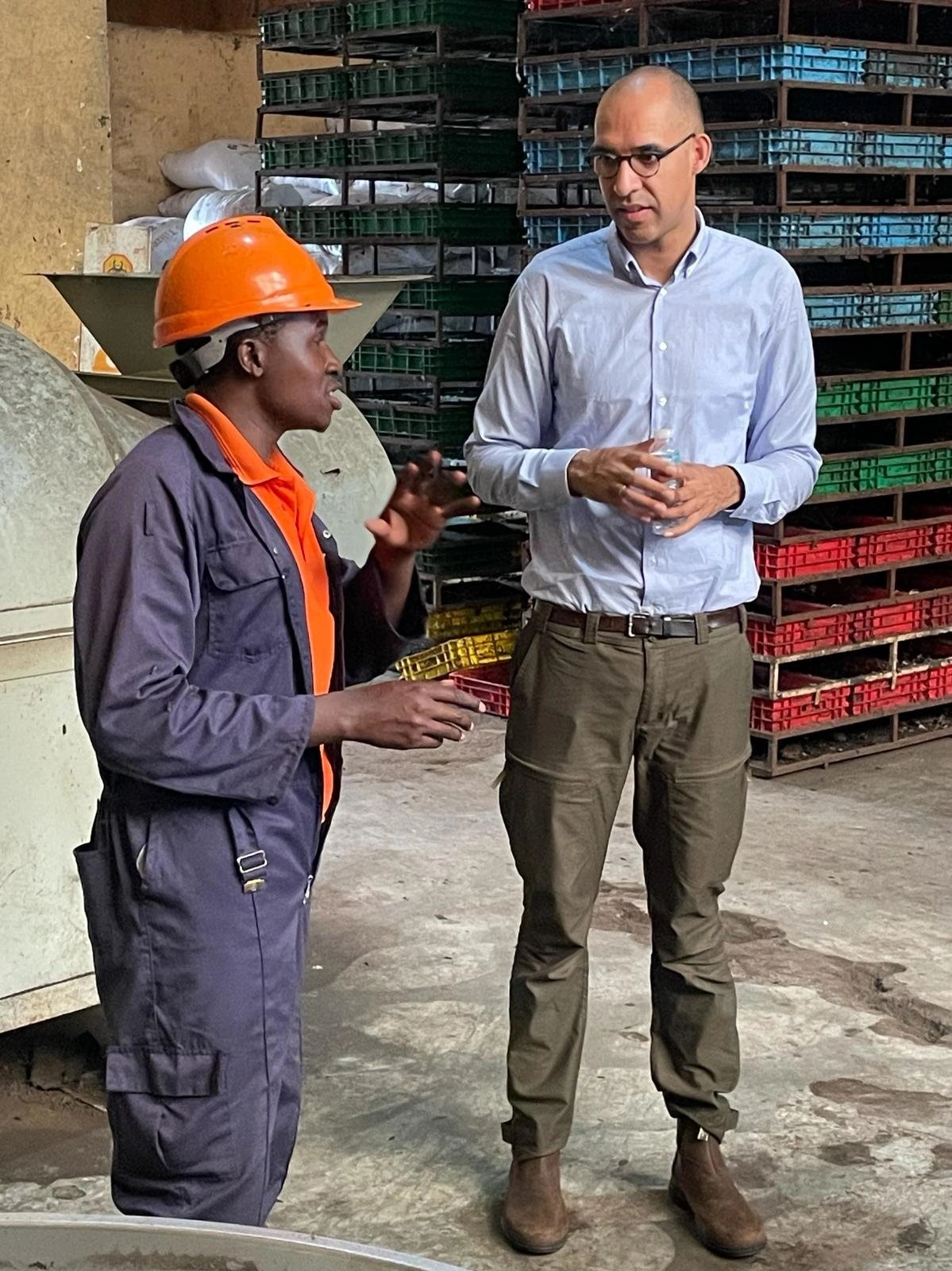 David Munk-Bogballe (t.h) er adm. direktør i Insectum og har blandt andet været på virksomhedsbesøg i Uganda i forbindelse med et samarbejde af teknologien.