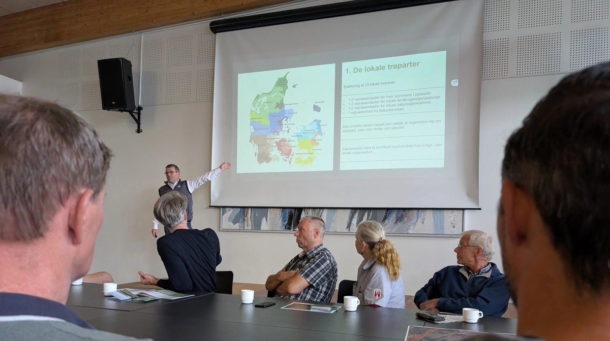 Torben Povlsen, der sidder med i alle fire fynske treparter, er tilfreds med, at treparten for Lillebælt/Fyn bad naturfredningsforeningen om at holde igen med at udbasunere sine visioner om 23 signaturprojekter til udtagning af jord. Her ses han til et lodsejermøde om netop treparten. Arkivfoto: Erik Hansen
