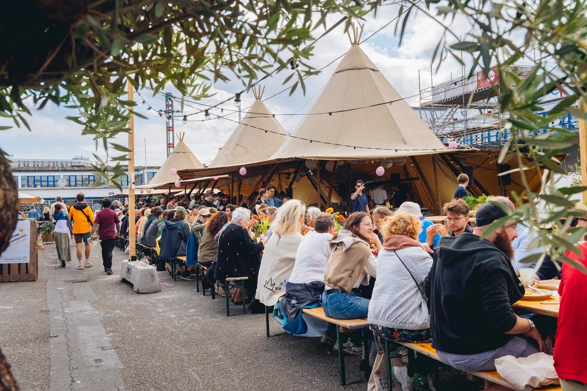 Festivalpladsen foregår i Kødbyen i København.