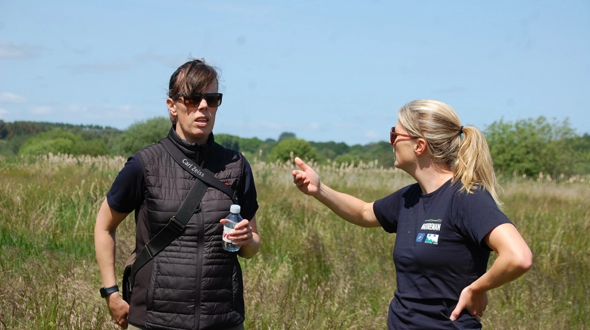 Hanne Juncher Fris (tv.) fra Velas – der her ses sammen med projektmedarbejder og biolog Tina Bøje Clausen fra Viborg Kommune - slog på kompetencedagen til lyd for, hvor vigtigt det er at inddrage jægere fra begyndelsen, når der planlægges et græsningsprojekt. 