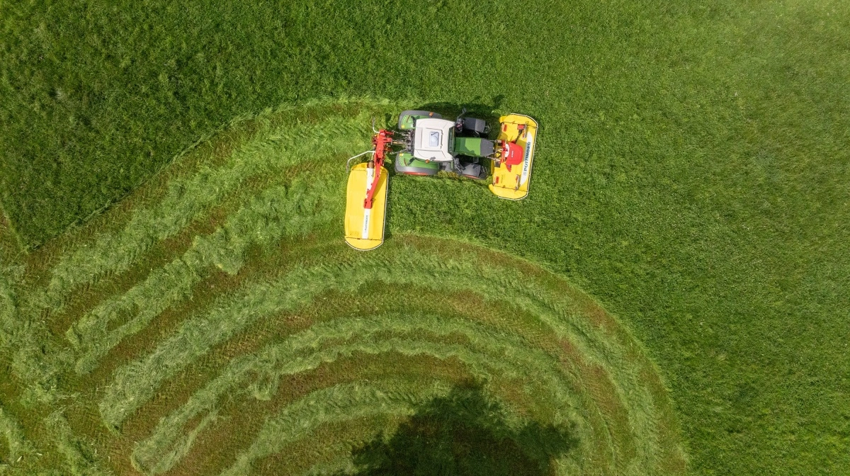 Med accelerationssensor og traktorens drejevinkel som input justerer Pöttinger Novacat F 3100 OptiCurve automatisk sideforskydningen. Det sikrer rent snit og maksimal arbejdsbredde - selv under krævende markforhold. Pressefoto