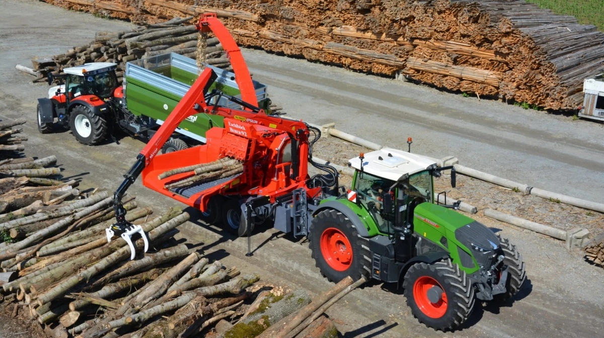 Eschlböck Biber 92 er her monteret som kærrehugger bag en Fendt-traktor og forsynes automatisk via en kran. Flisen blæses direkte over i en vogn trukket af en Valtra. Huggeren kan håndtere stammer op til 75 cm i diameter og er velegnet til både grov og fin flisproduktion. Pressefoto
