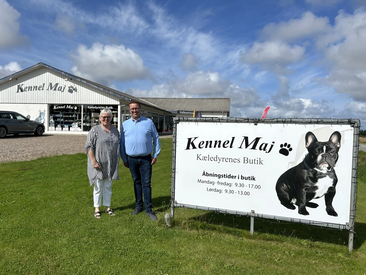 Bente Lykke, nuværende ejer af Kennel Maj, og Lars Broe, direktør i AgroLand. Foto: Vestjyllands Andel