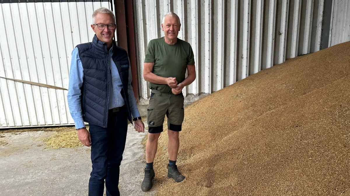 Her ses Peter Poulsen og Gunnar Sørensen. 
- Set i bakspejlet skulle vi ha’ startet noget før. Det har givet fornuftigt – det koster bare for lidt, lyder det fra Gunnar Sørensen, Fotos: Djursland Landboforening.