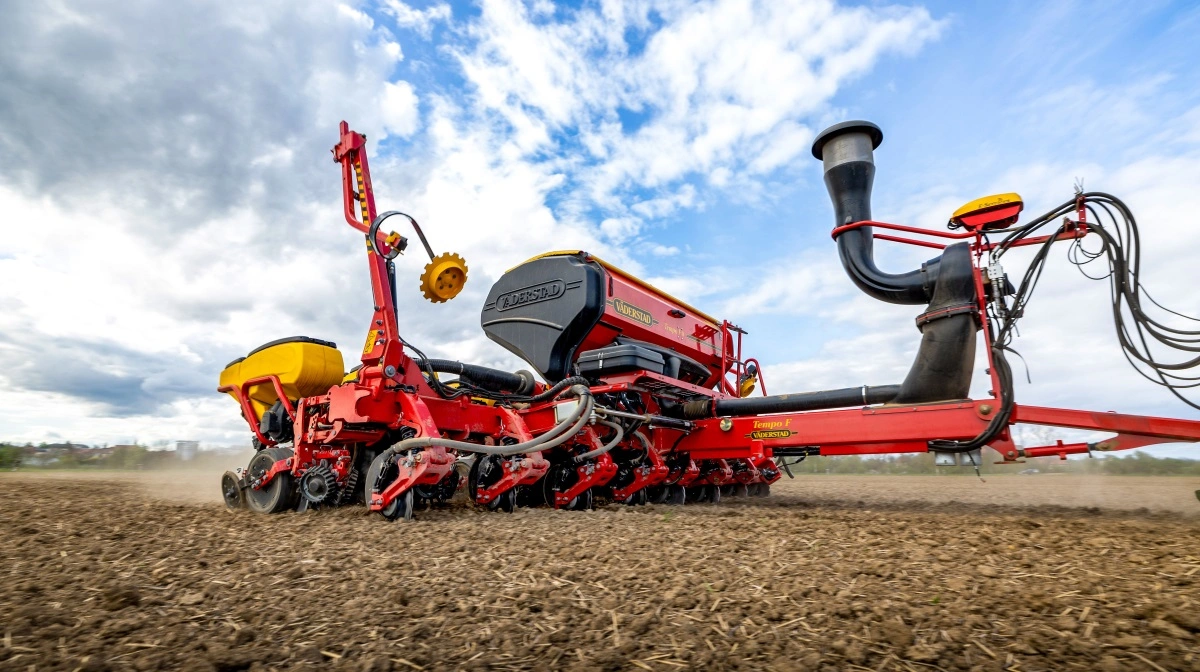 Avancerede såmaskiner som Tempo F fra Väderstad illustrerer det, Agritechnica 2025 sætter fokus på, nemlig kombinationen af mekanik og digitale beslutningsværktøjer. Med sensorstyret dybderegulering, Isobus-integration og mulighed for variabel tildeling af frø og gødning, bliver de mere avancerede såmaskiner et stort fokus på Agritechnica for integreret planteproduktion og smartere ressourceudnyttelse. Foto: Väderstad