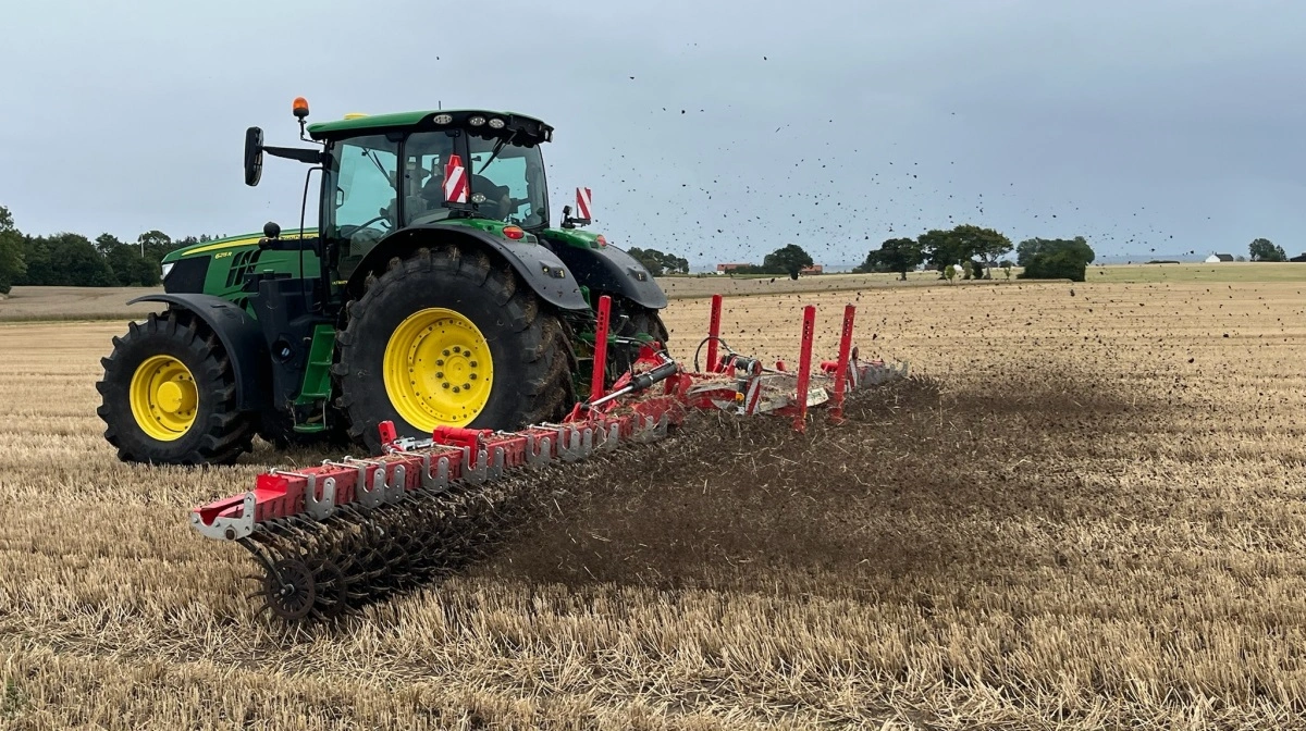 Pöttinger Rotocare V 12400 stjernerullerenser med arbejdsbredde på 12,4 meter. Kapaciteten er 20 hektar pr. time ved fremkørselshastigheder på op til 25 km/t og et brændstofforbrug under 1,5 liter pr. hektar med en 215 hk traktor. Pressefotos