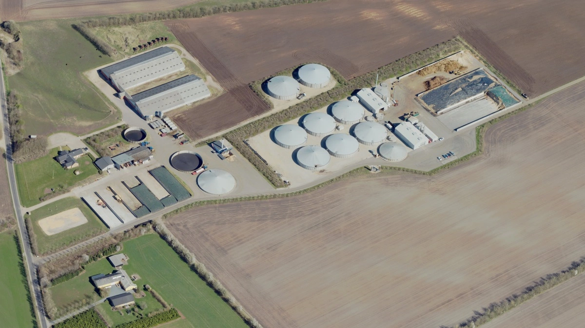 Anlægget, som i dag opgraderer biogas til naturgaskvalitet og sender det ud i naturgasnettet, ligger i et område med store husdyrhold, som udgør biomassegrundlaget. Foto: Skråfoto.