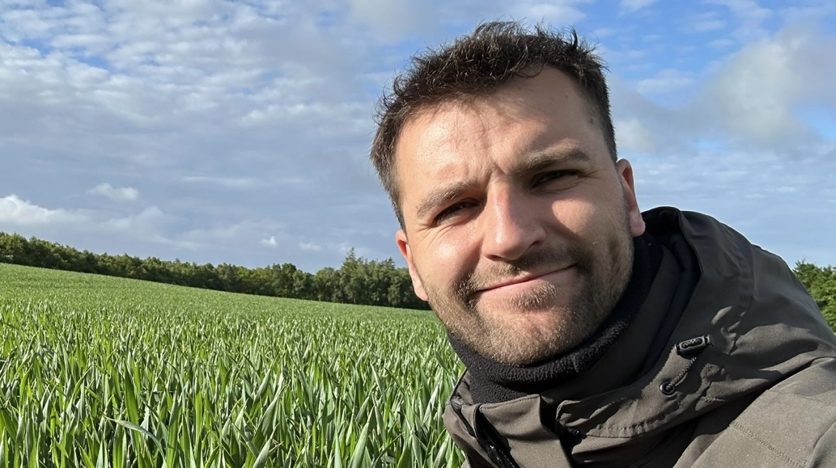 - Nye afprøvninger peger på, at man kan nøjes med omkring 20 planter per kvadratmeter og i nogle tilfælde helt ned til 10 planter per kvadratmeter, forudsat at man lægger en fornuftig gødningsstrategi og sår rettidigt. Det gode landmandskab skal være i fokus, så er der penge at spare, uden det koster på udbyttet, siger planterådgiver Nikolai Sørensen. Foto: Fjordland