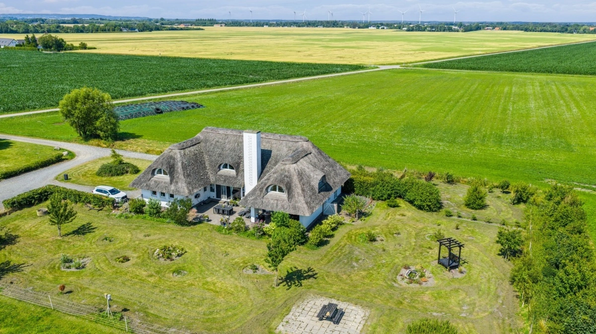 Stuehuset på Langholmgaard modtog i 2009 Jammerbugt Kommunes arkitekturpris. Huset er placeret diskret væk fra driftsbygningerne og udgør en selvstændig boligperle midt i landbrugsland.
