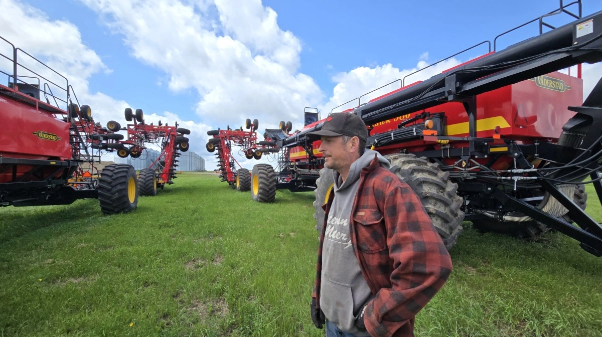 Canadiske farmere - som her Mark Cowan i Saskatchewan - bruger langt større udgaver af Väderstads Seed Hawk Air Seeder end de udgaver, der sælges i Europa. Fotos: Jørgen P. Jensen