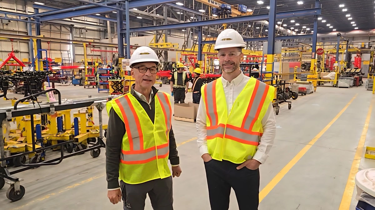 Effektivt Landbrugs udsendte bliver her vist rundt af Philip Korezak (th), salgschef for Western Canada, på Väderstads fabrik i Saskatchewan.