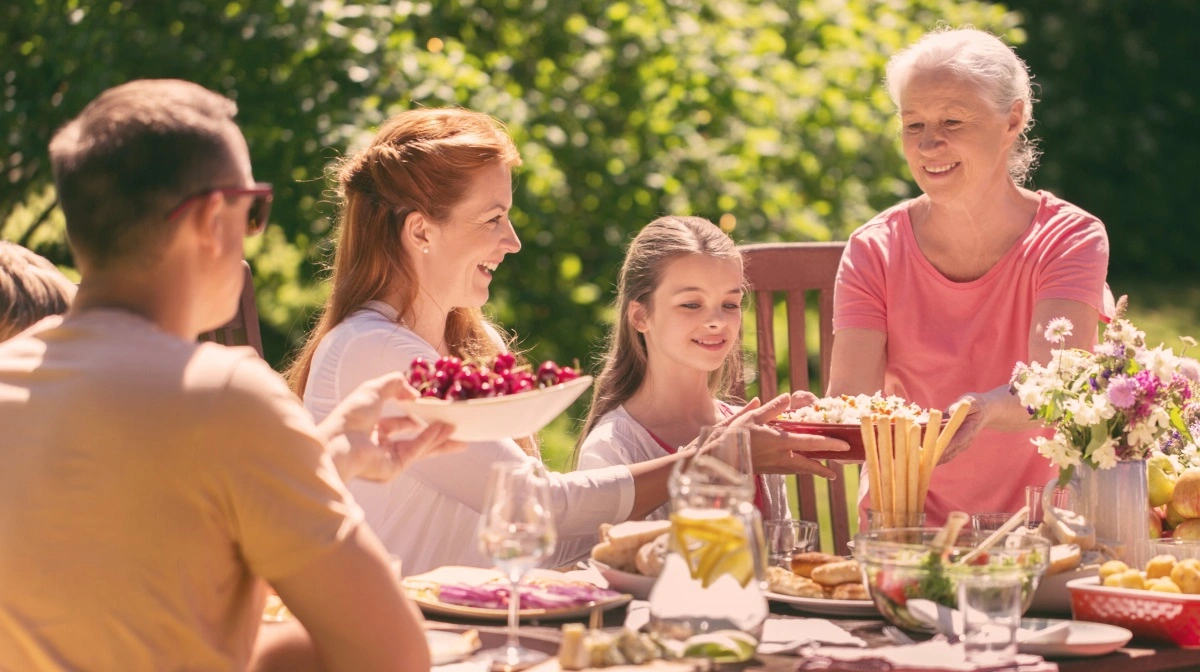 For at modvirke ensomhed lanceres det nye initiativ Frokostbordet, der skal samle danskerne om frokosten. Foto: Frokostbordet