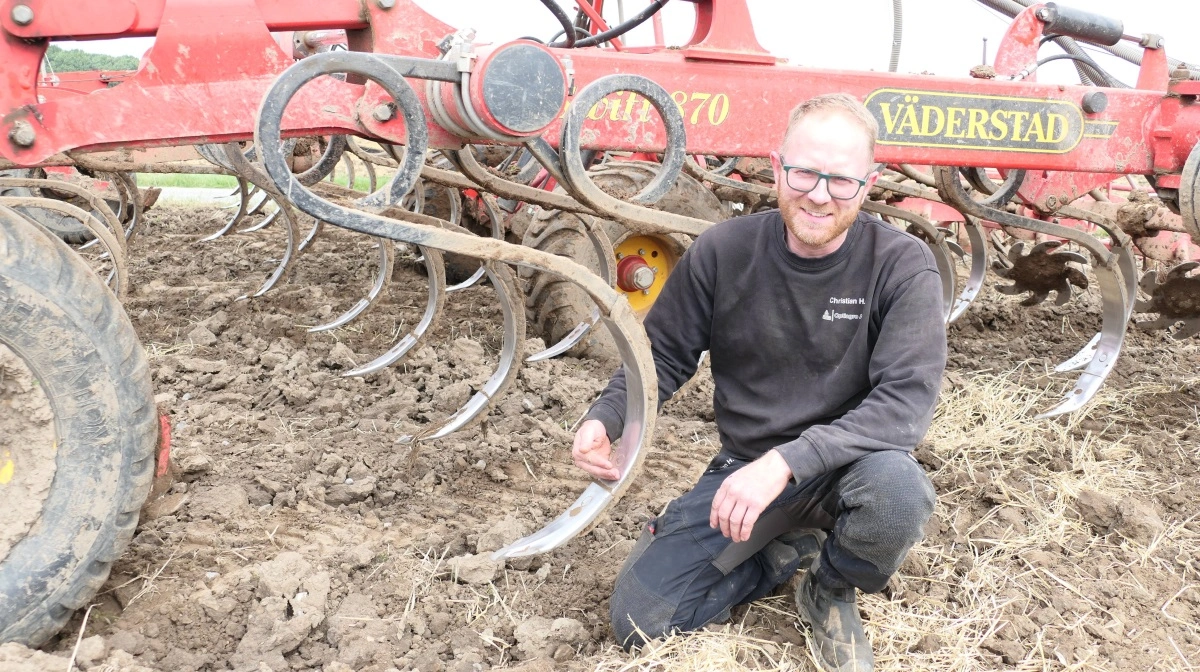 Traktorfører hos Opti Agro, Christian Hansen, er sikker på at harvetænderne holder den arbejdsdybde, harvens skala viser.  Det hele kan indstilles hydraulisk, fortæller han. 