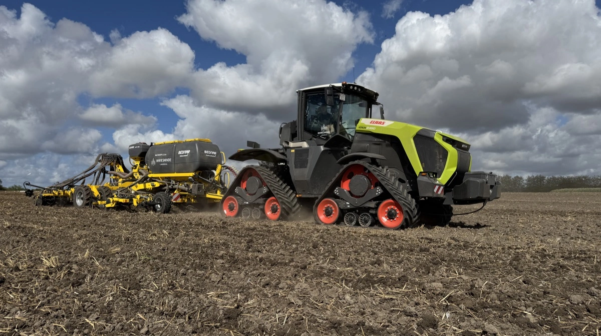 Rapssåningen skrider godt fremad med Bednar Matador-såmaskinen efter Claas Xerion 12.650. På den stærke ler har det stor værdi for såarbejdet, at den store traktor kan holde en konstant hastighed og dermed et ensartet såbed. 
