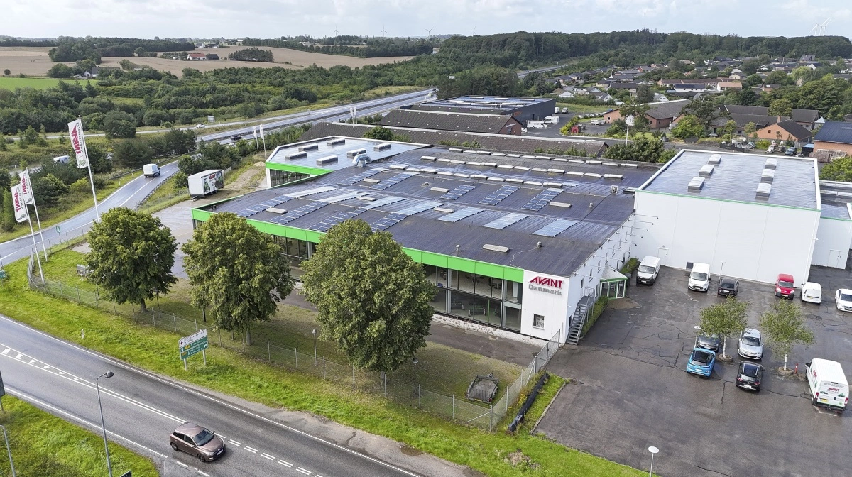 I Låsby ved motorvejen ligger Europas største showroom for minilæssere og redskaber. - Vi opfordrer kunderne inden køb til at kigge ind til os for se og afprøve den løsning, som netop passer til behovet, siger indehaveren af Avant Danmark, Jørgen Jensen. Der er åbent hver dag og første lørdag i hver måned. Fotos: Erik Hansen