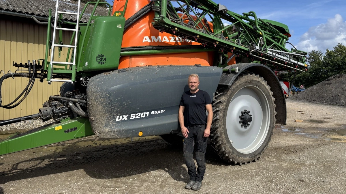 Gustav Rabølle ses her foran Amazone-sprøjten fra 2020, der benyttes til at udbringe mikronæringsstofferne. Foto: BioNutria