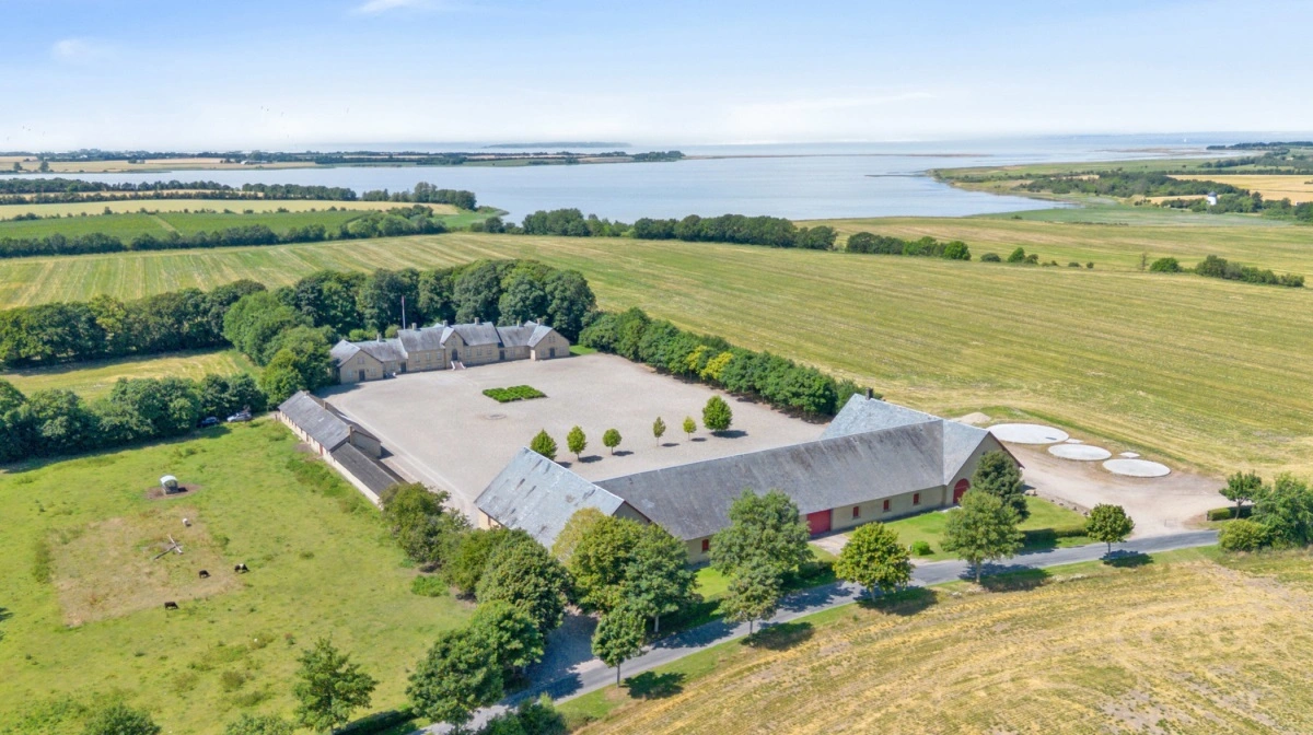 Kørup Hovedgaard ligger nord for Otterup på Fyn. Til hovedgården hører 257 hektar agerjord.