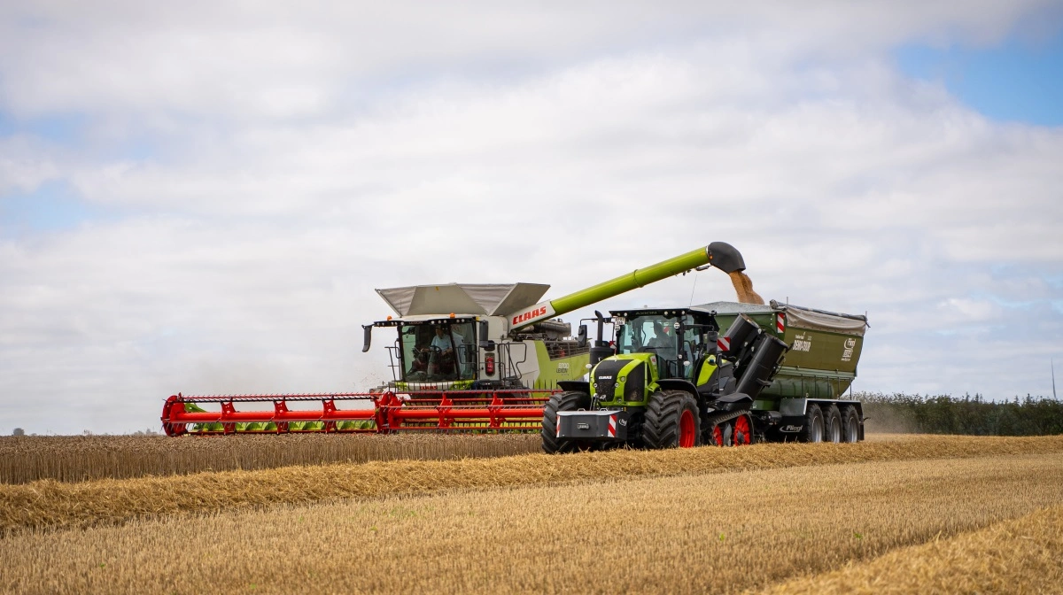 Halvdelen af årets høst er i hus efter en vild weekend, lyder det fra Danish Agro. Foto: Danish Agro Machinery
