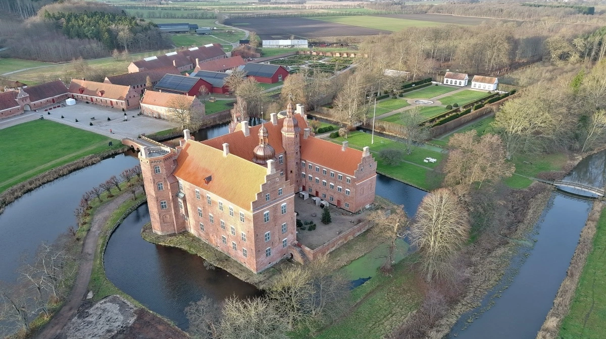 Gl. Estrup er en af Danmarks bedst bevarede herregårde. Søndag åbner museet dørene til en interessant dag. Fotos: Gl. Estrup
