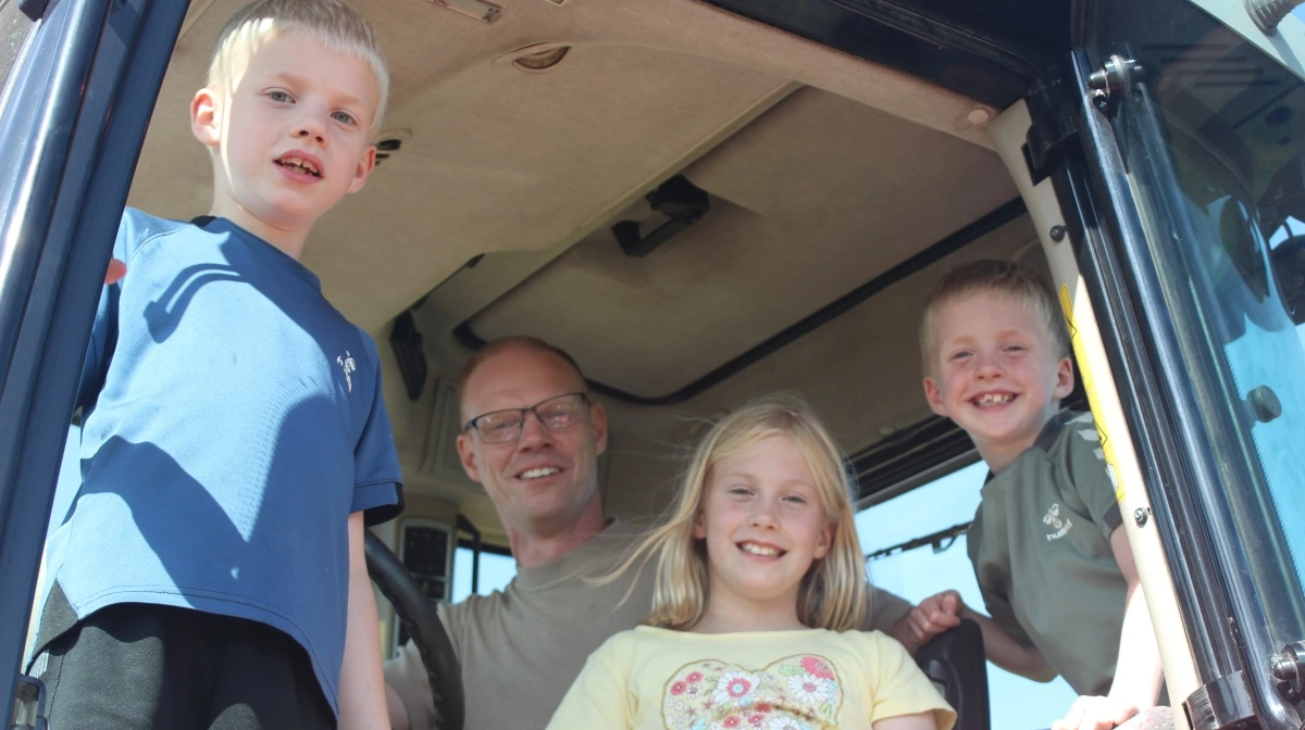 Høsten er en særlig tid, som også trækker Søren Michaelsens børn til. Søren Michaelsen kører selv korn fra mejetærskeren, og her er hans tre børn, Louise på 9 år samt Simon og Kasper på 7 år, krøbet op i traktoren til deres far.