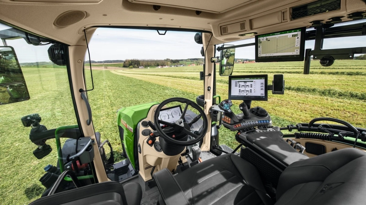 Martin Geiser fremhæver blandt andet kørekomforten og det høje udstyrsniveau, som er på niveau med de større modeller fra Fendt. 